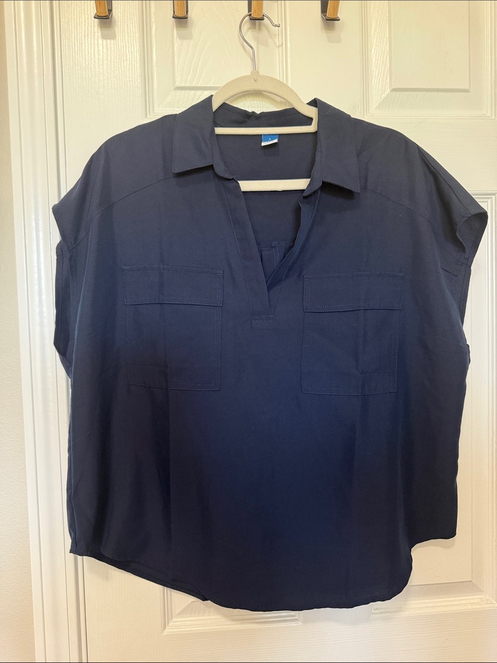 Women’s Old Navy collared open placket sleeveless shirt Sz L like new Navy Blue